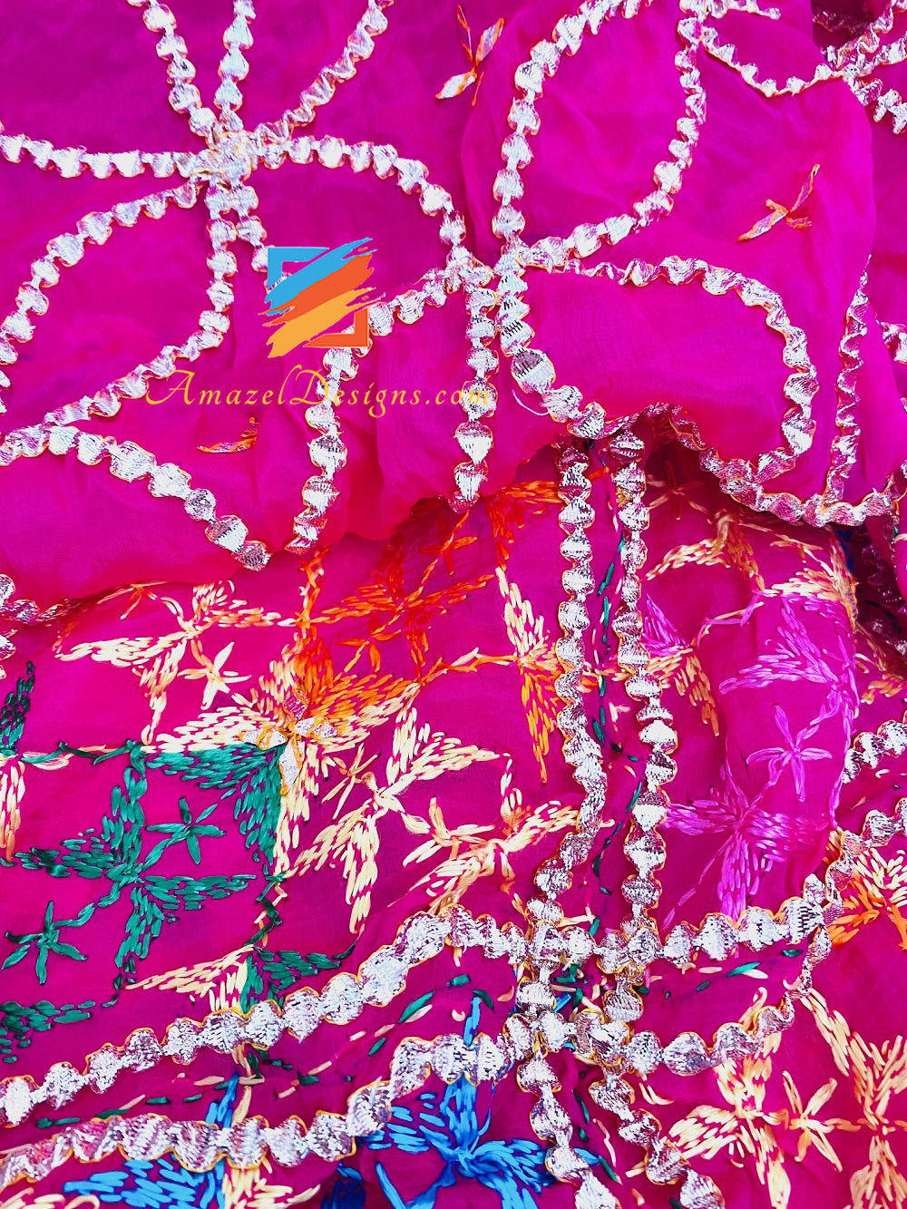 Fucsia (magenta) dappertutto Chutki Gotta e Gotta Patti lavorano Phulkari
