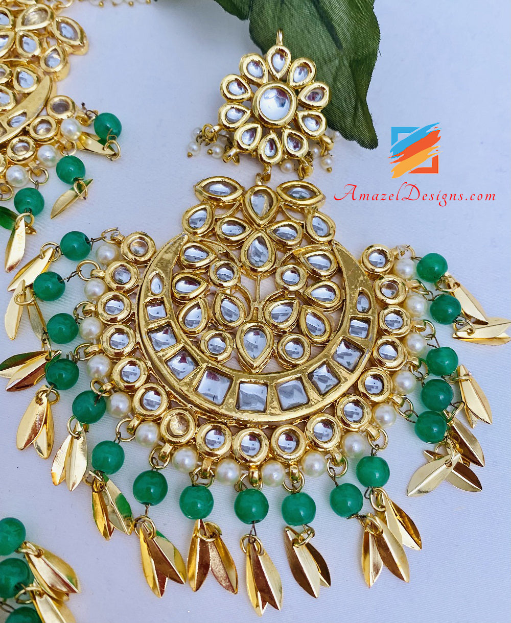 Set Tikka di perline verdi oversize Kundan Pippal Patti