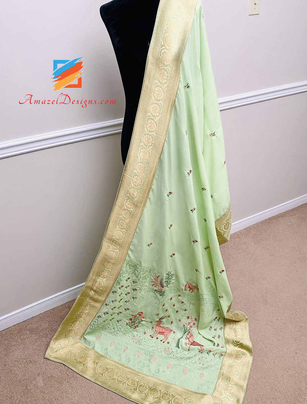 Helles Papageiengrün-Mint, traditionelles Thema, Fadenarbeit, goldener Brokatrand