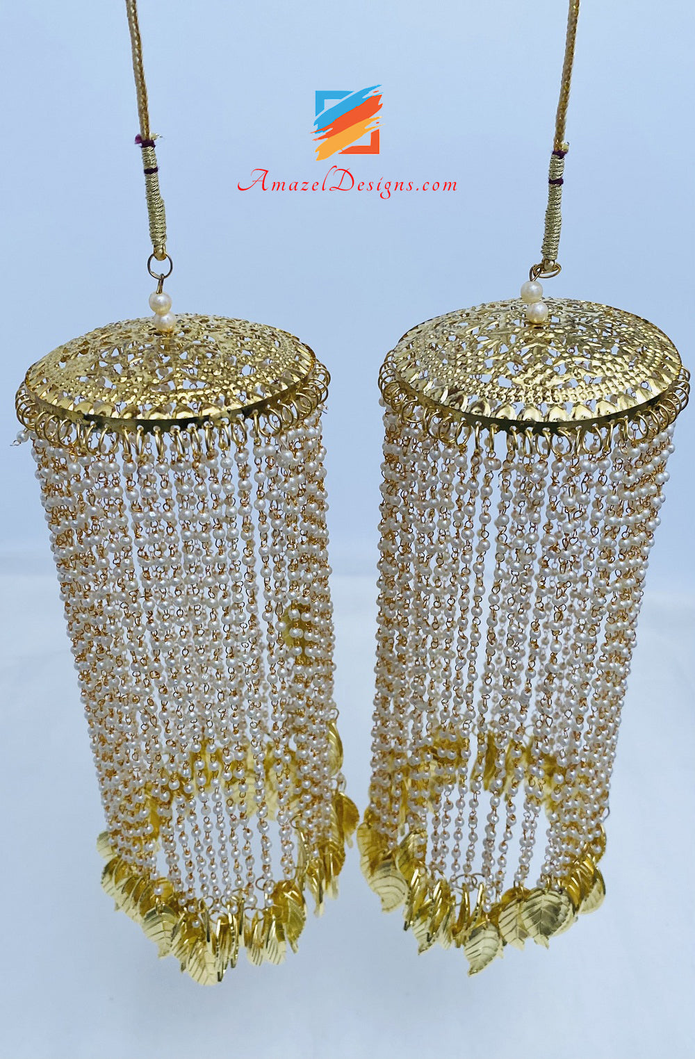 Leichtes goldenes Kalire mit weißen Perlenquasten