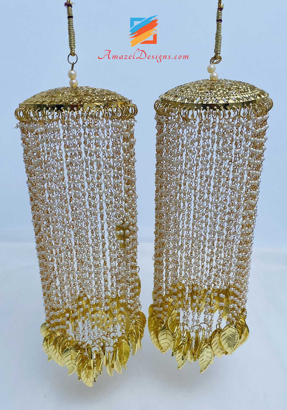Leichtes goldenes Kalire mit weißen Perlenquasten