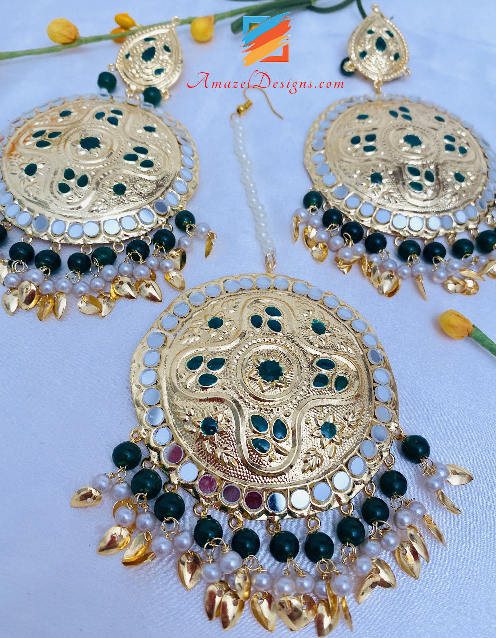 Leichtes Tikka-Set mit übergroßen Sheesha-Grün-Smaragd-Pippal-Patti-Ohrringen