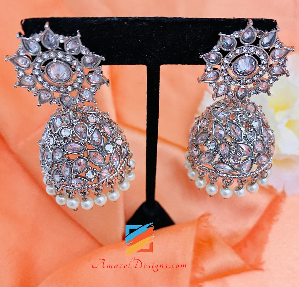 Leggeri orecchini Jhumki con piccole pietre a pois d'argento