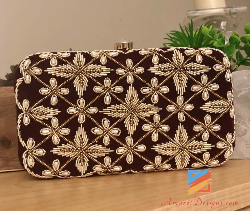 Kastanienbraune Clutch mit Perlen