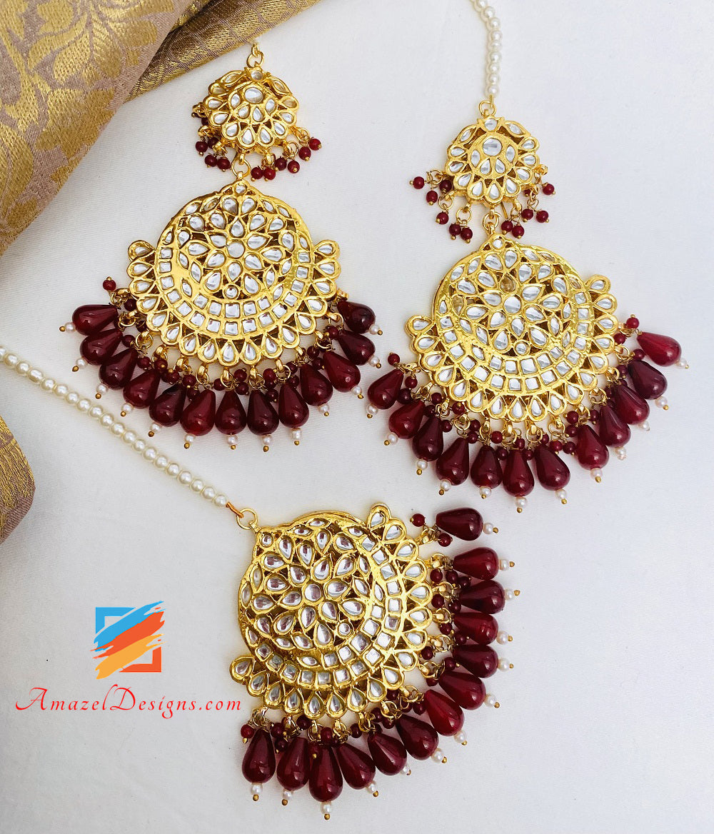 Set Tikka con orecchini Kundan dorati marrone rossiccio
