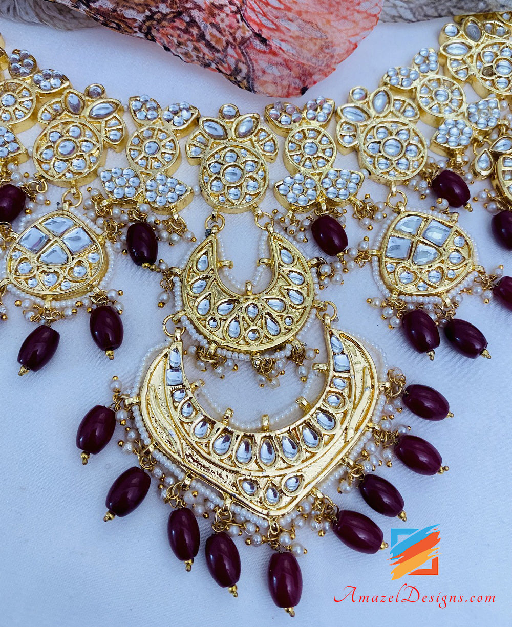 Maroon Ruby Golden Kundan Pendente Collana Orecchini Tikka Set