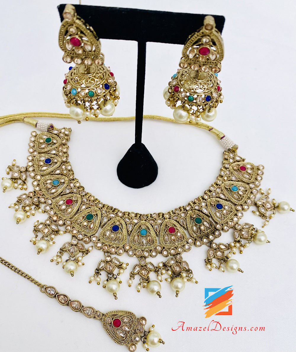 Mehrfarbige matte Antikgold-Halskette, Jhumki-Ohrringe, Tikka-Set mit weißen Perlen