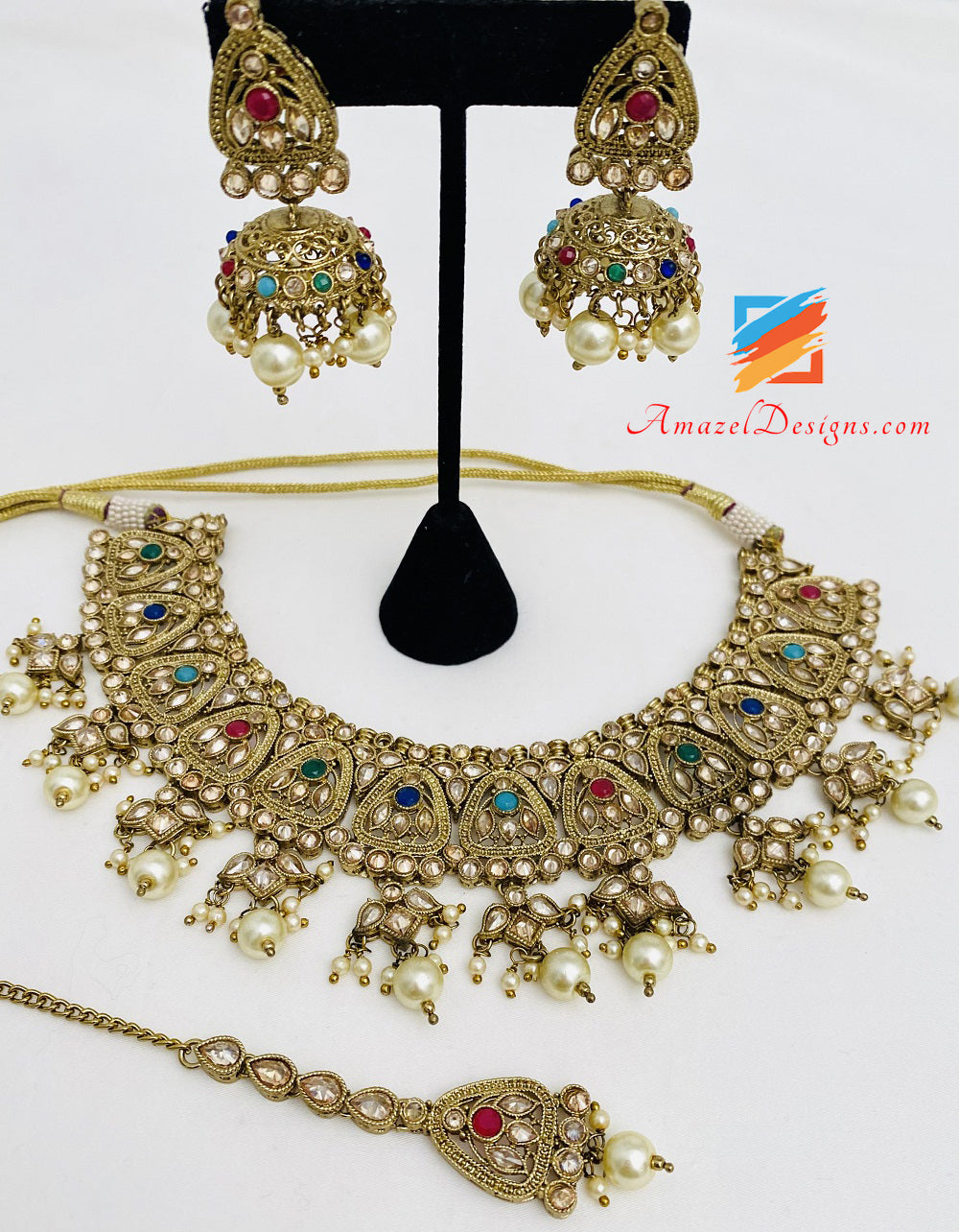 Mehrfarbige matte Antikgold-Halskette, Jhumki-Ohrringe, Tikka-Set mit weißen Perlen