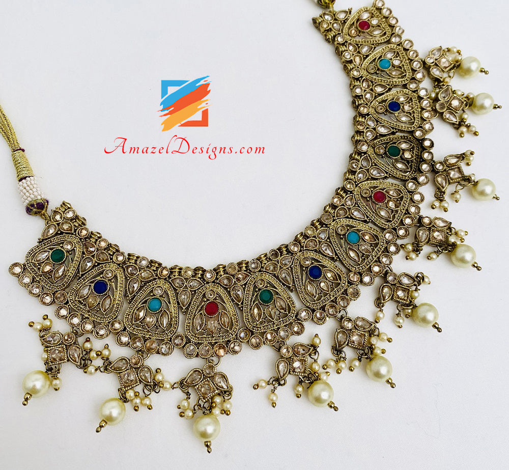 Mehrfarbige matte Antikgold-Halskette, Jhumki-Ohrringe, Tikka-Set mit weißen Perlen