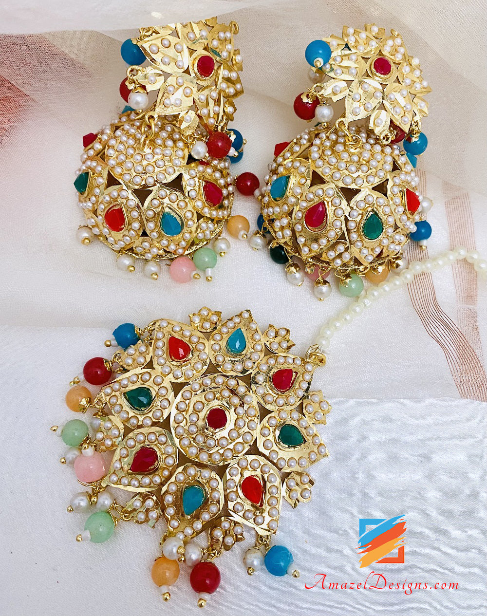 Mehrfarbiges Jadau Kundan Pippal Patti Jhumki Ohrringe Tikka Set