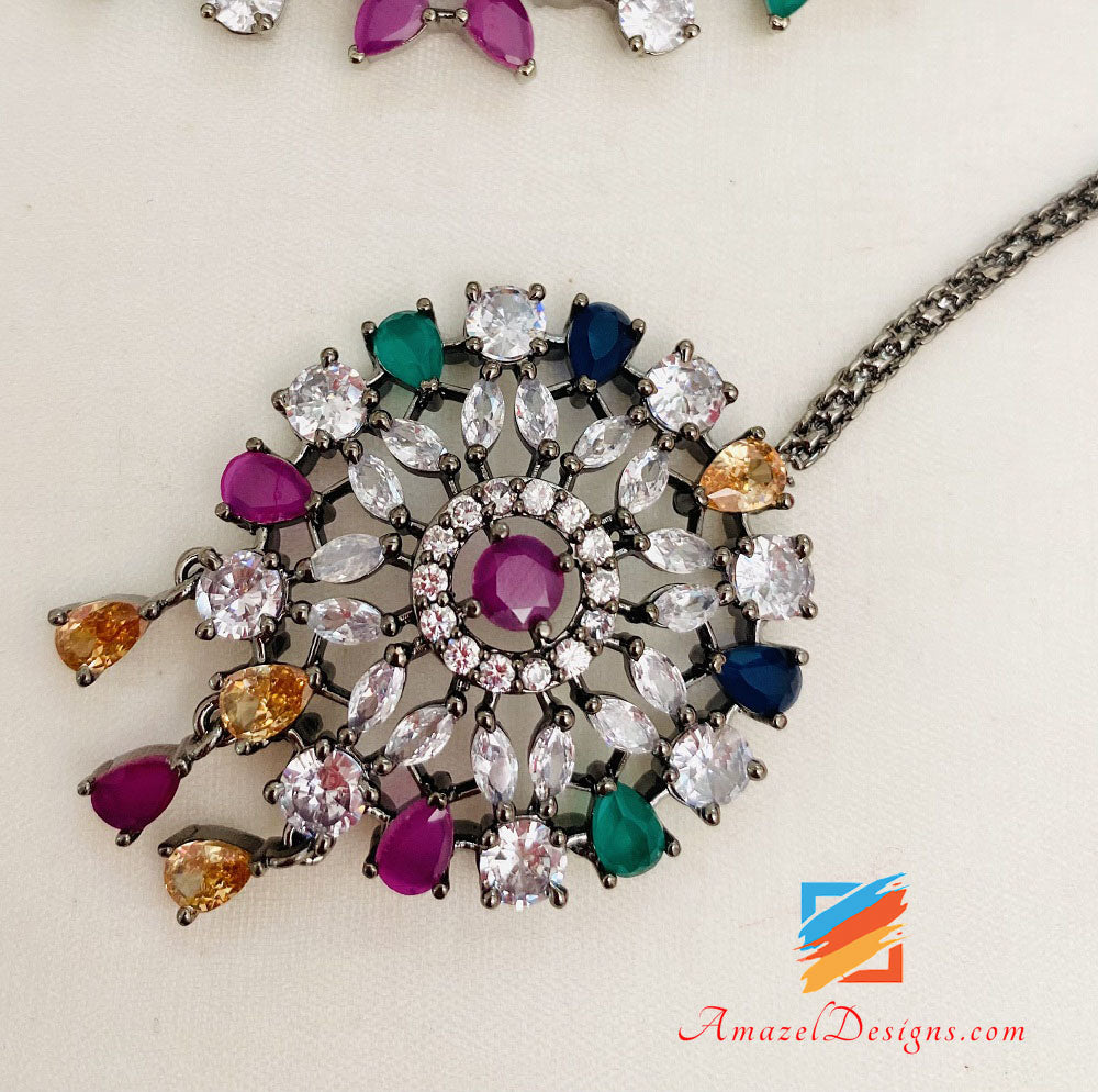Tikka-Set mit mehrfarbigen oxidierten amerikanischen Diamanten (AD) mit Halskette und Ohrsteckern