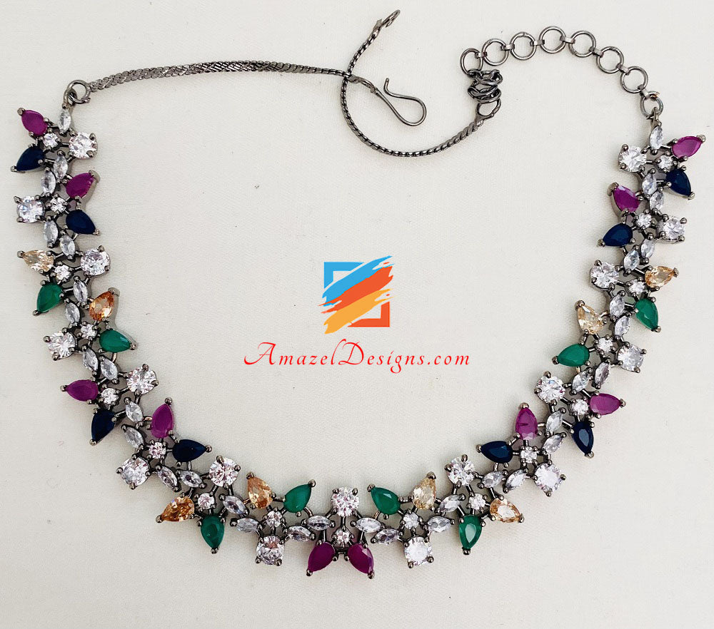 Tikka-Set mit mehrfarbigen oxidierten amerikanischen Diamanten (AD) mit Halskette und Ohrsteckern