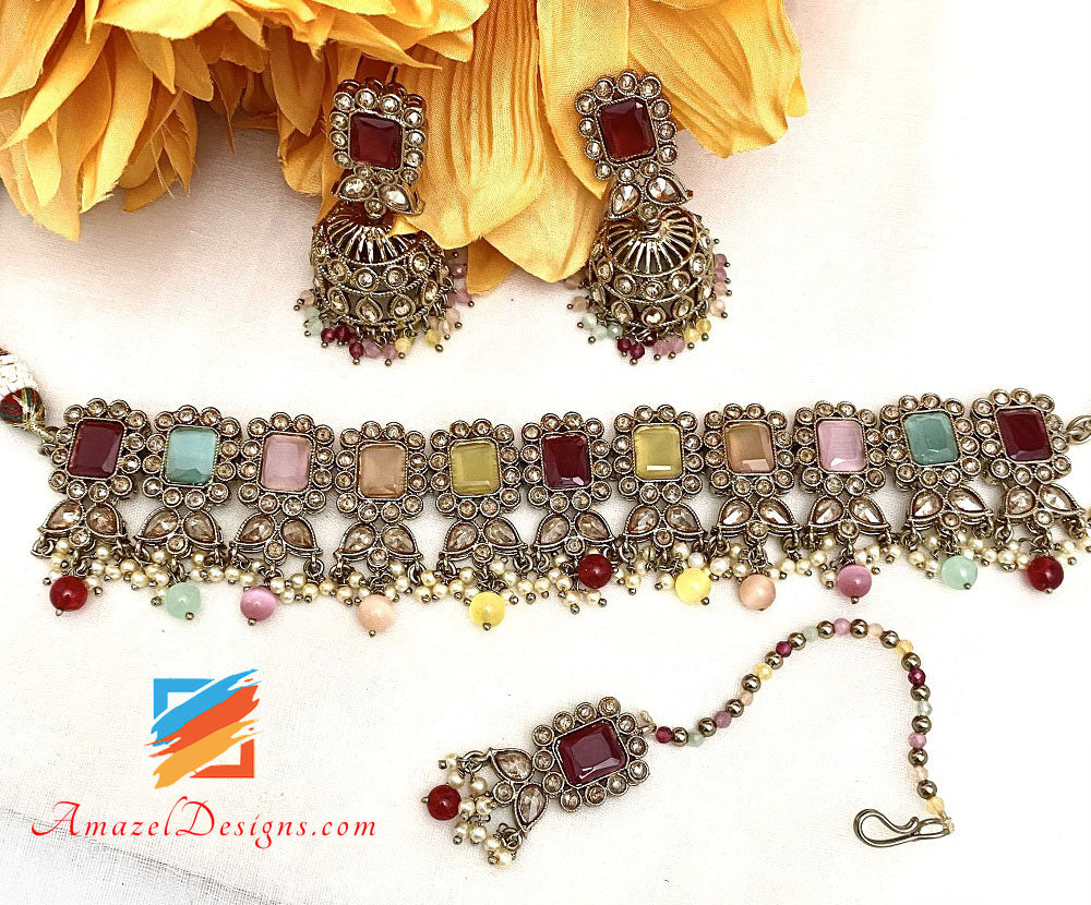 Mehrfarbiges Polki-Halsband-Jhumki-Tikka-Set