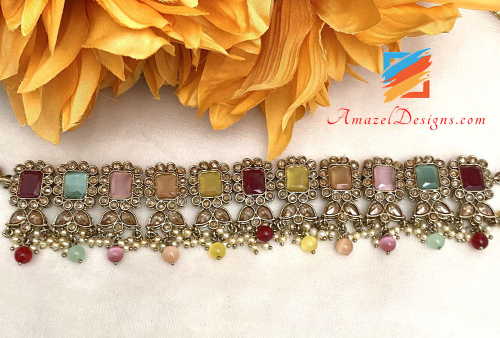 Mehrfarbiges Polki-Halsband-Jhumki-Tikka-Set