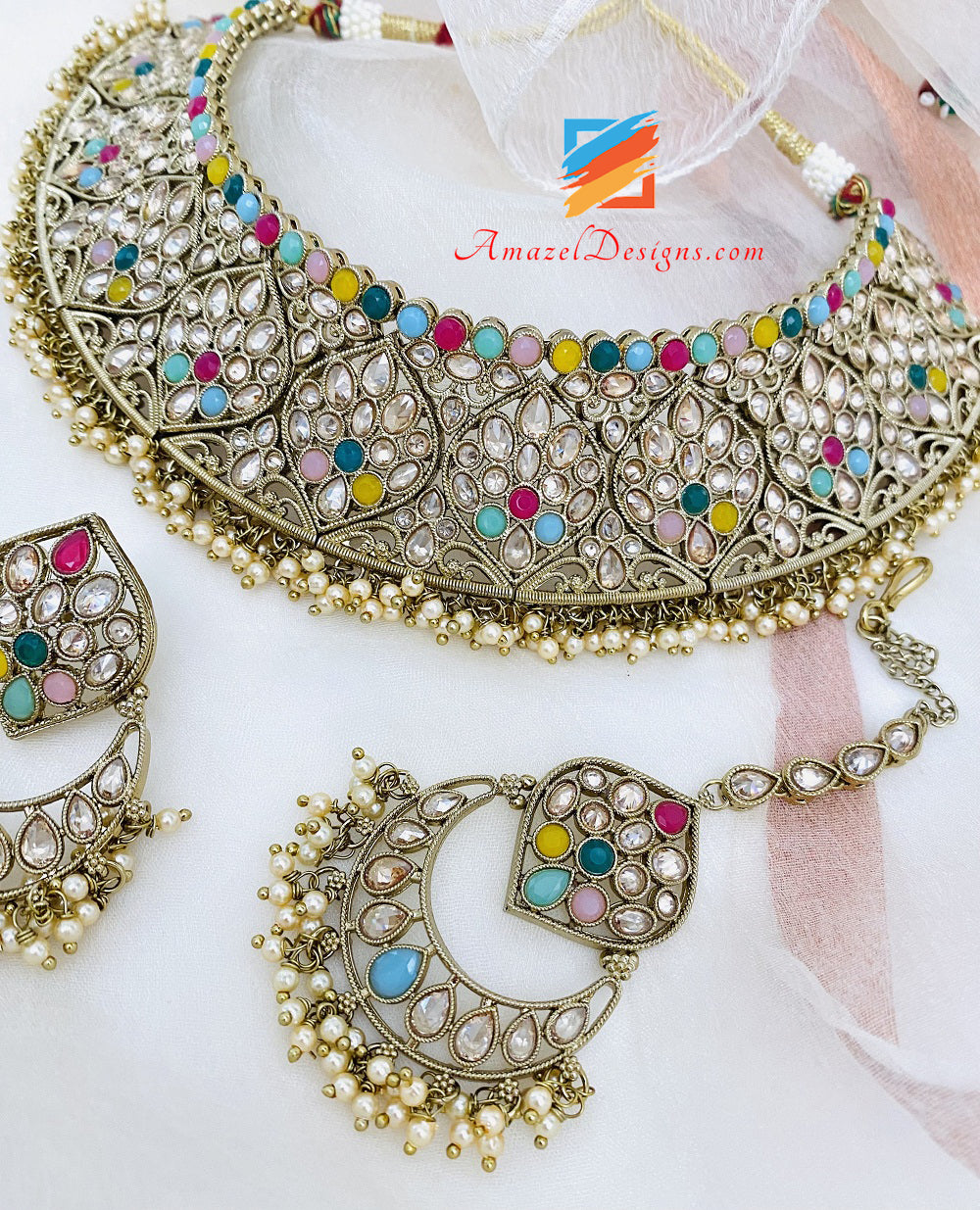 Set di orecchini Tikka con collana flessibile a pois multicolore