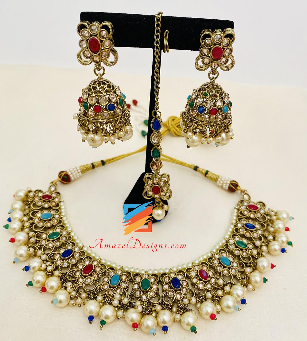 Mehrfarbige Polki-Halskette, Jhumki-Ohrringe, Tikka-Set
