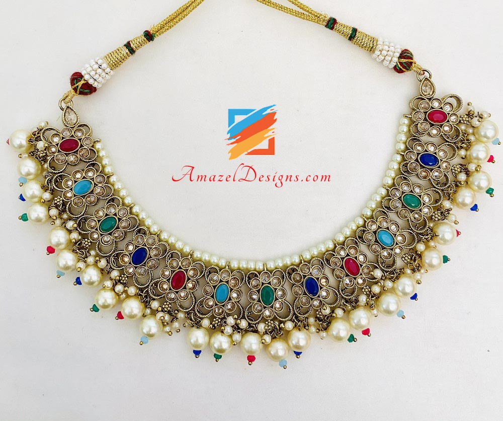 Mehrfarbige Polki-Halskette, Jhumki-Ohrringe, Tikka-Set