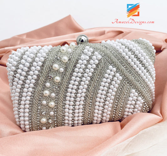 Pochette con perline fini in cristallo di perle bianche argentate su un lato
