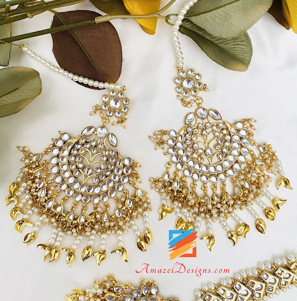 Übergroßes goldenes Kundan Pippal Patti Ohrringe Tikka Set