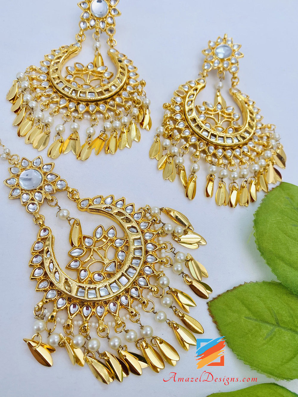 Übergroßes Kundan Pippal Patti Goldene Ohrringe Tikka Set