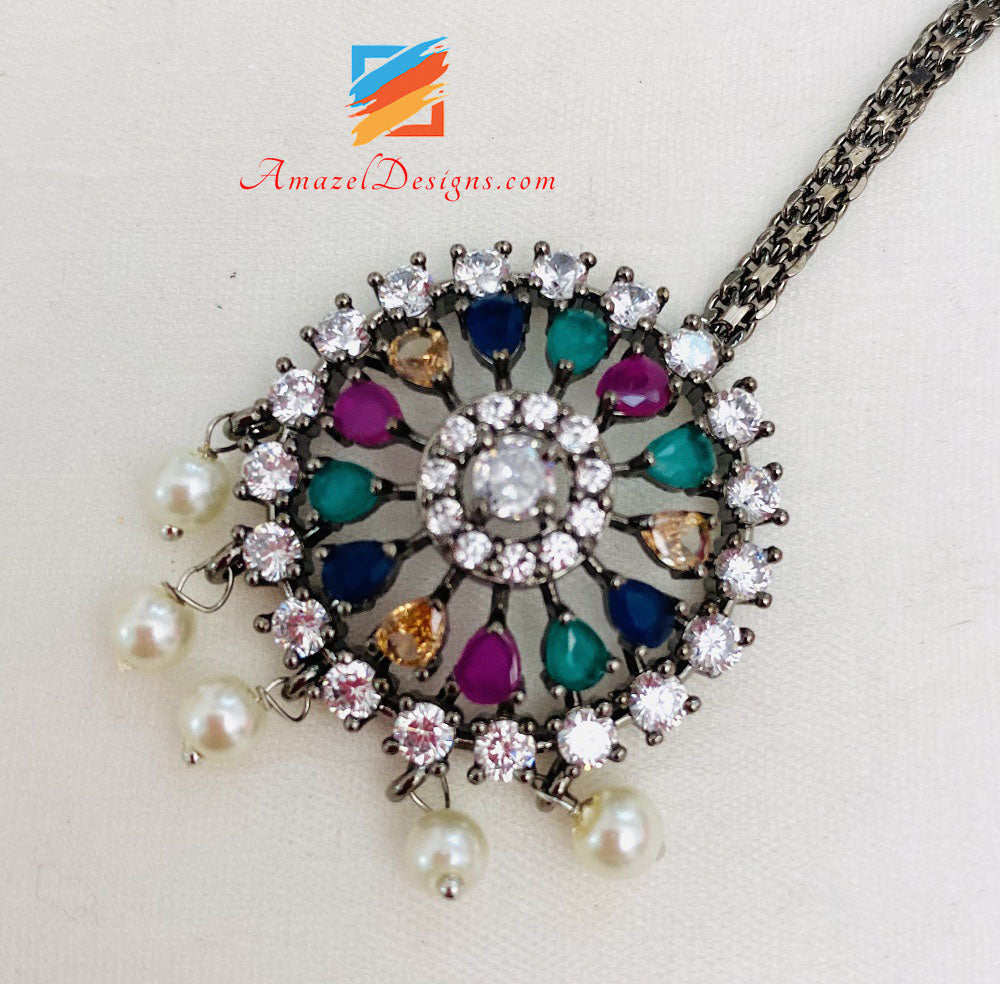 Tikka-Set mit mehrfarbigen Ohrringen aus oxidiertem amerikanischem Diamant (AD).
