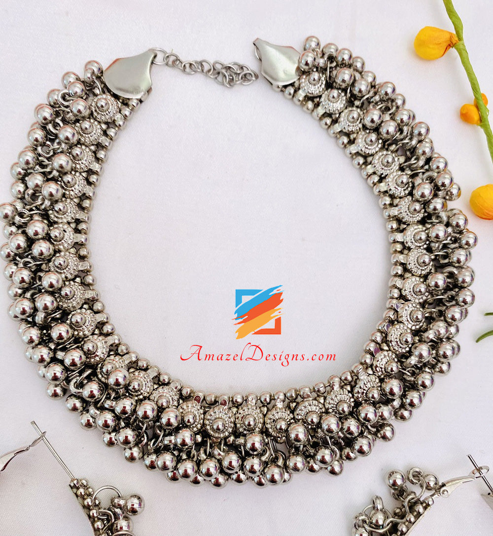 Set aus Halskette und Ohrringen aus oxidiertem Silber
