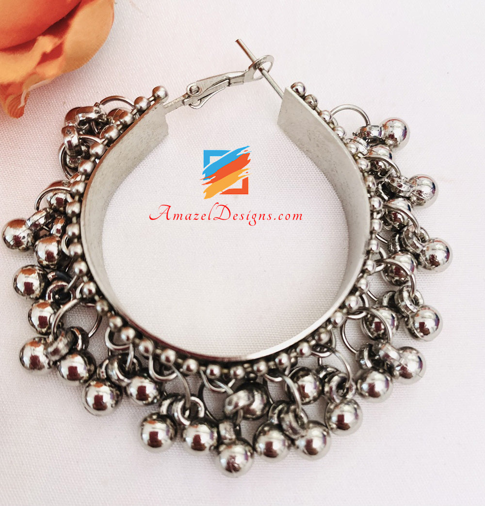 Set aus Halskette und Ohrringen aus oxidiertem Silber