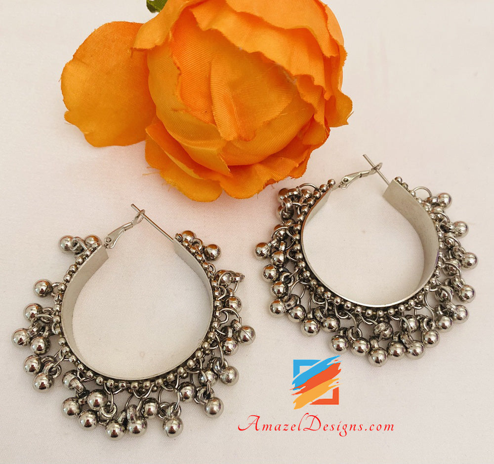 Set aus Halskette und Ohrringen aus oxidiertem Silber