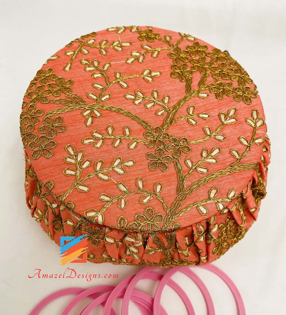 Pfirsich mit goldener Arbeit Shagun (Shagan) Matka Potli – Schmuck-Make-up-Box