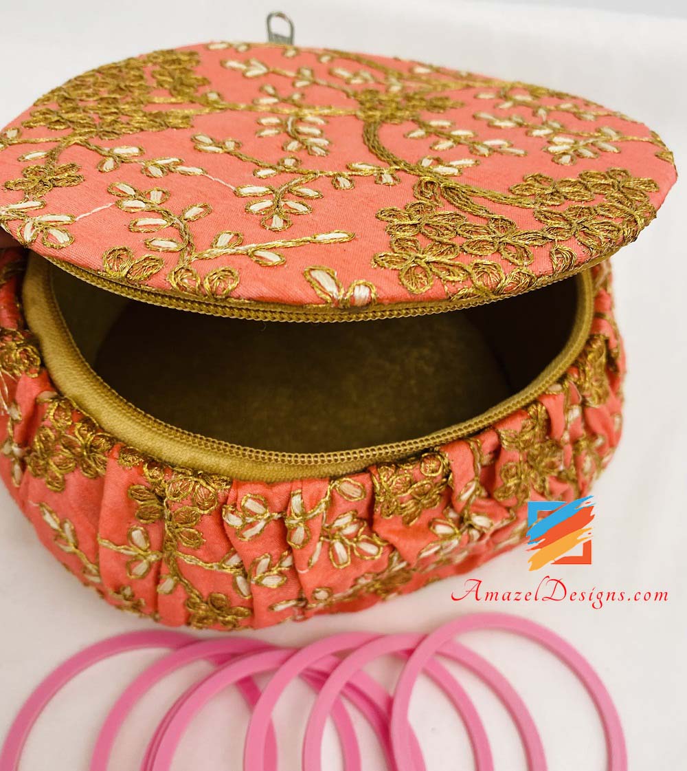 Pfirsich mit goldener Arbeit Shagun (Shagan) Matka Potli – Schmuck-Make-up-Box