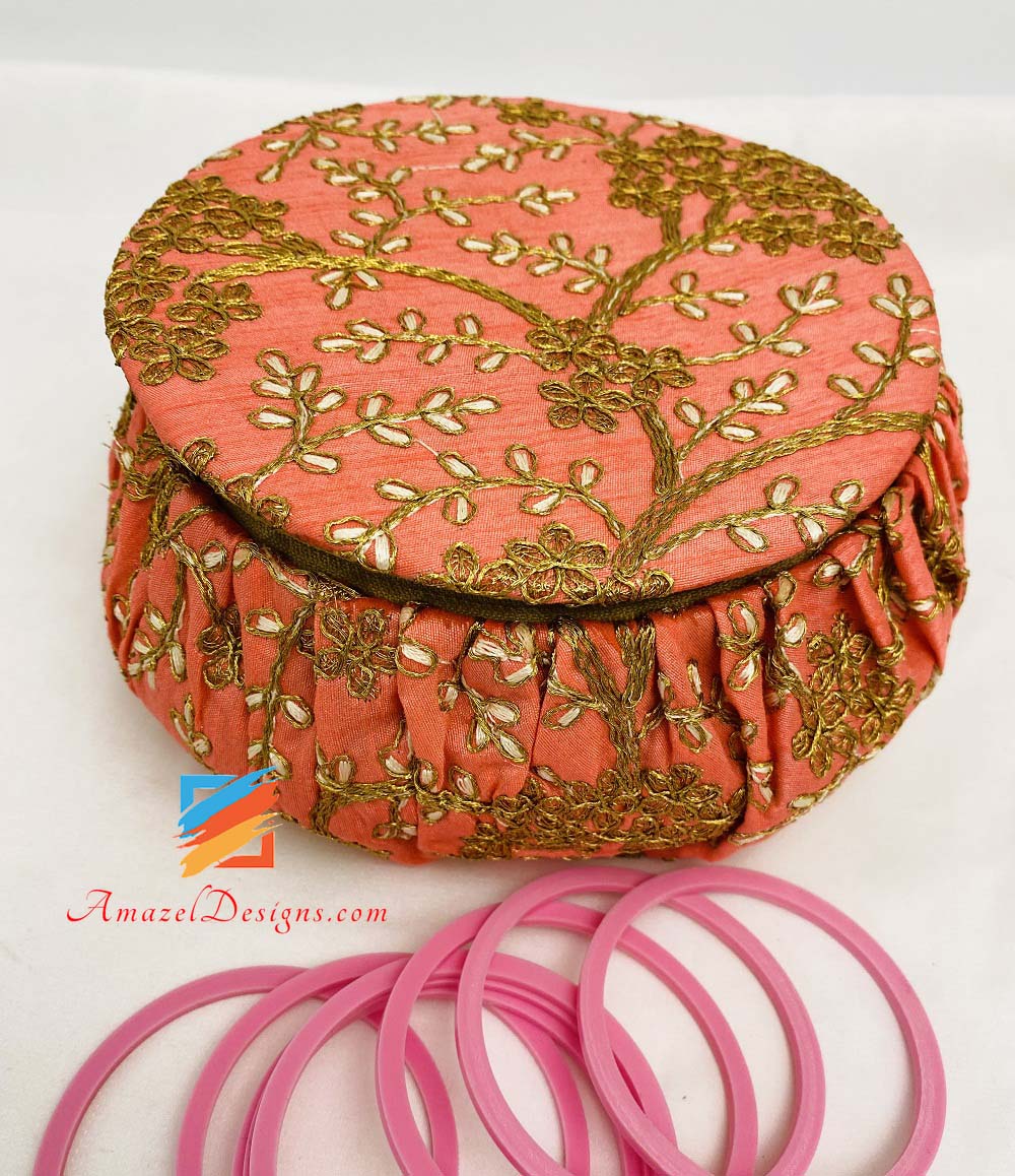 Pfirsich mit goldener Arbeit Shagun (Shagan) Matka Potli – Schmuck-Make-up-Box