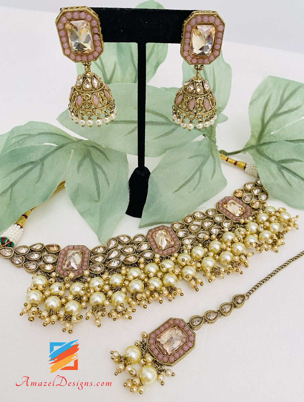 Rosa Halsband voller Perlen mit Jhumki-Ohrringen und Tikka-Set