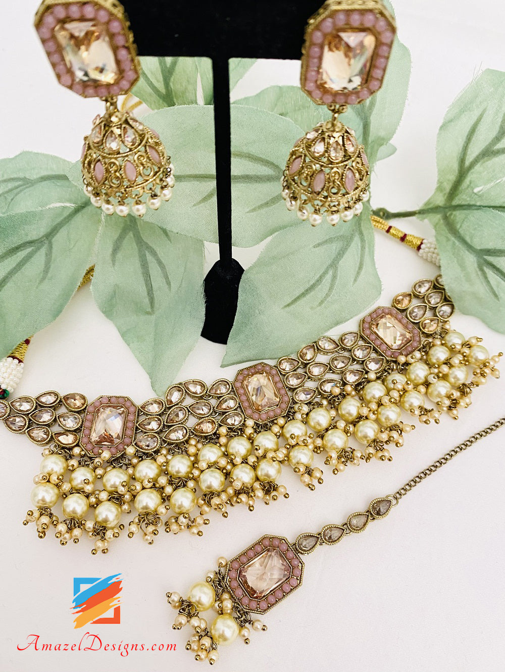 Rosa Halsband voller Perlen mit Jhumki-Ohrringen und Tikka-Set