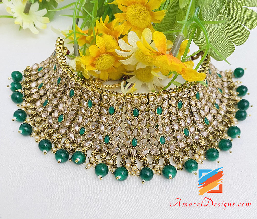 Polki Smaragdgrünes Halsband-Halsketten-Ohrring-Tikka-Set
