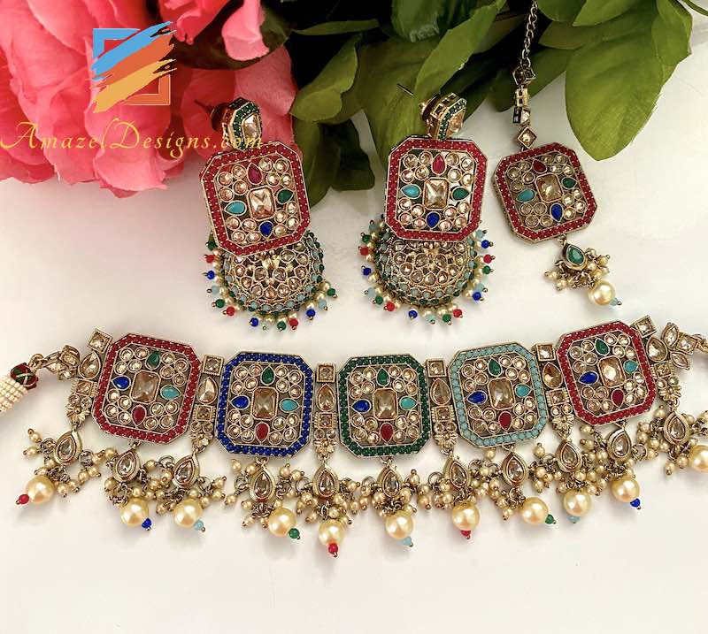 Mehrfarbiges Polki-Halsband und Jhumki-Tikka-Indianer-Set