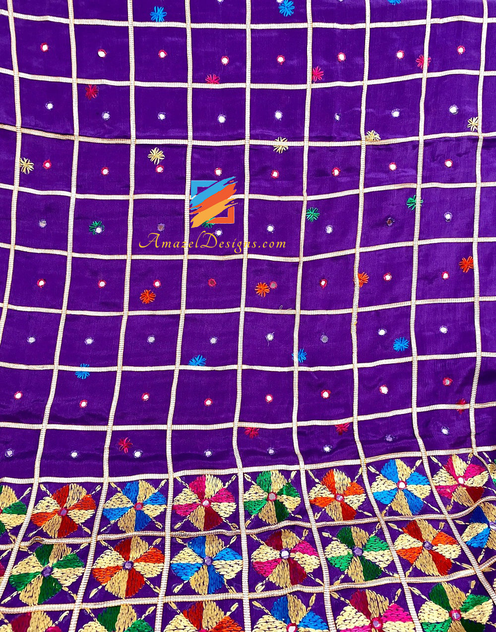 Viola Jaamani Aari e lavoro a specchio Phulkari con pizzo Samosa