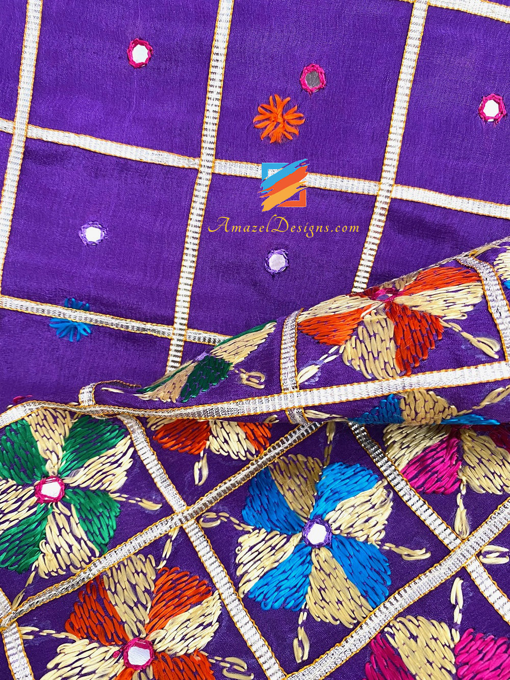 Viola Jaamani Aari e lavoro a specchio Phulkari con pizzo Samosa