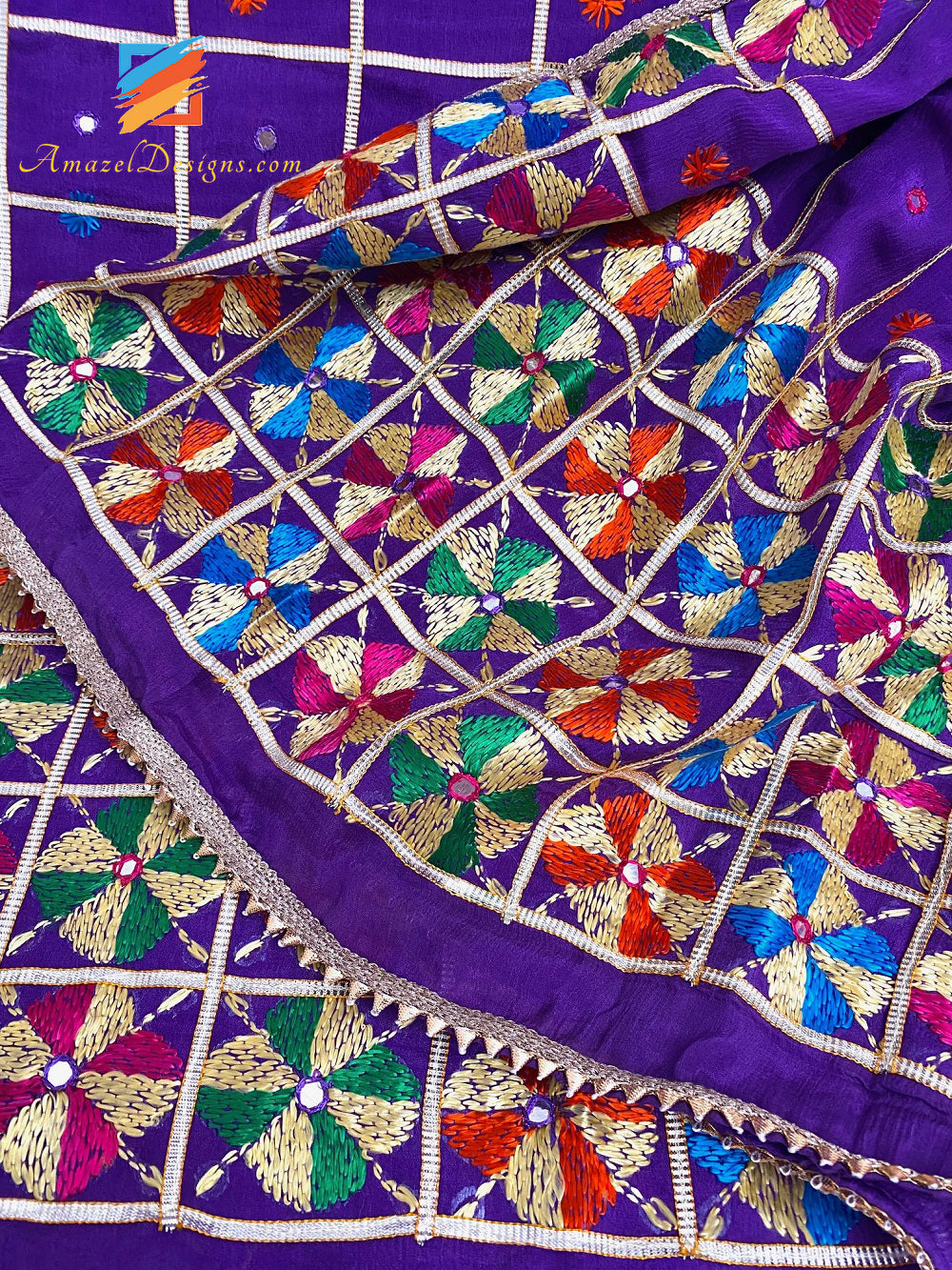 Viola Jaamani Aari e lavoro a specchio Phulkari con pizzo Samosa