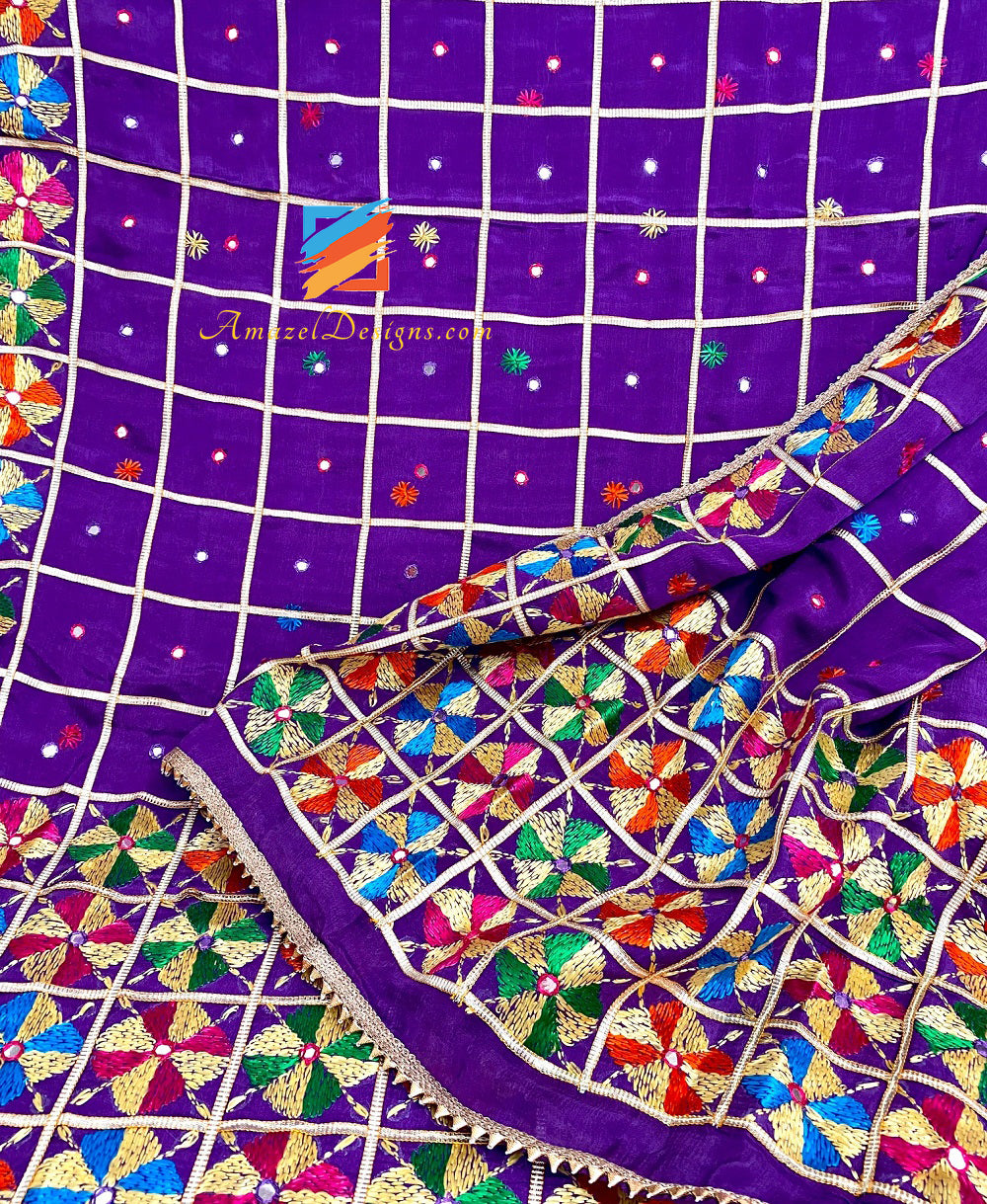 Viola Jaamani Aari e lavoro a specchio Phulkari con pizzo Samosa