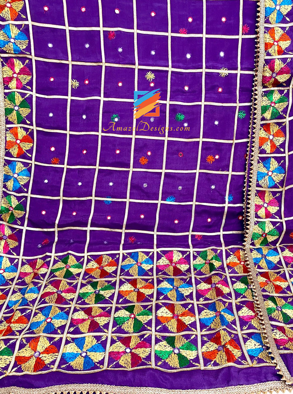 Viola Jaamani Aari e lavoro a specchio Phulkari con pizzo Samosa