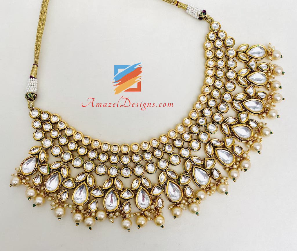 Incantevole set Tikka con orecchini Kundan bianchi di alta qualità pesante