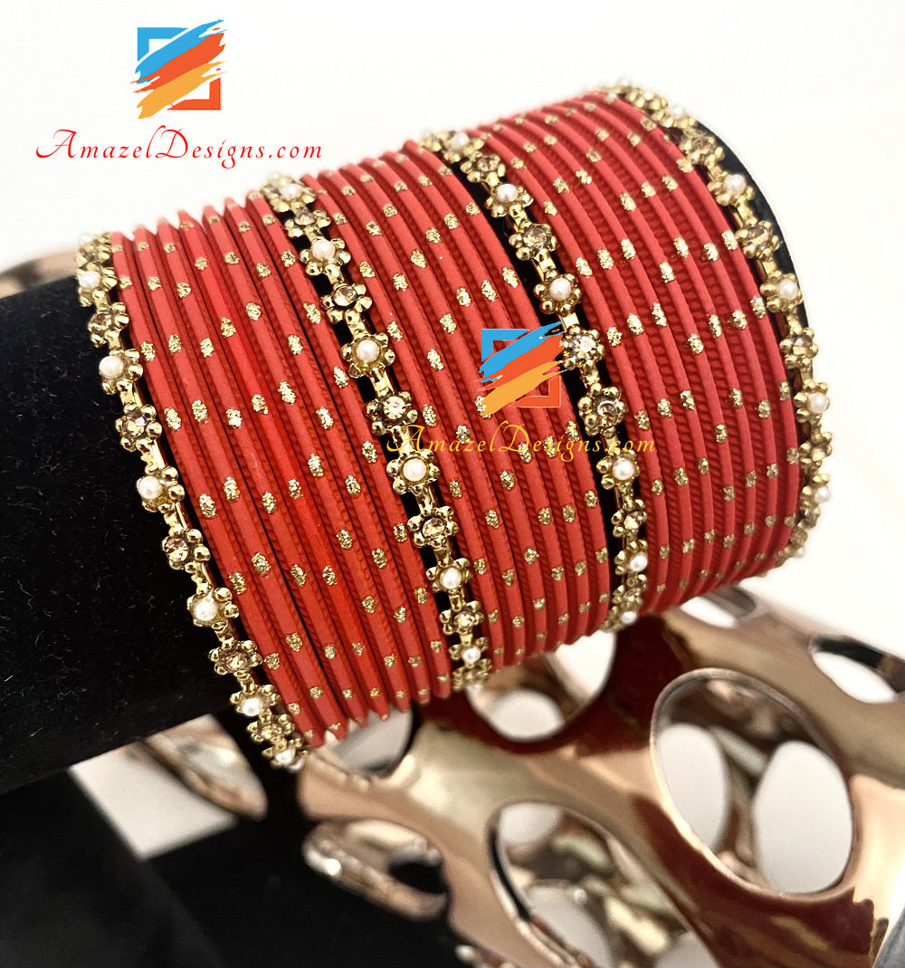 Set di pietre dorate rosse opache e braccialetti di perle