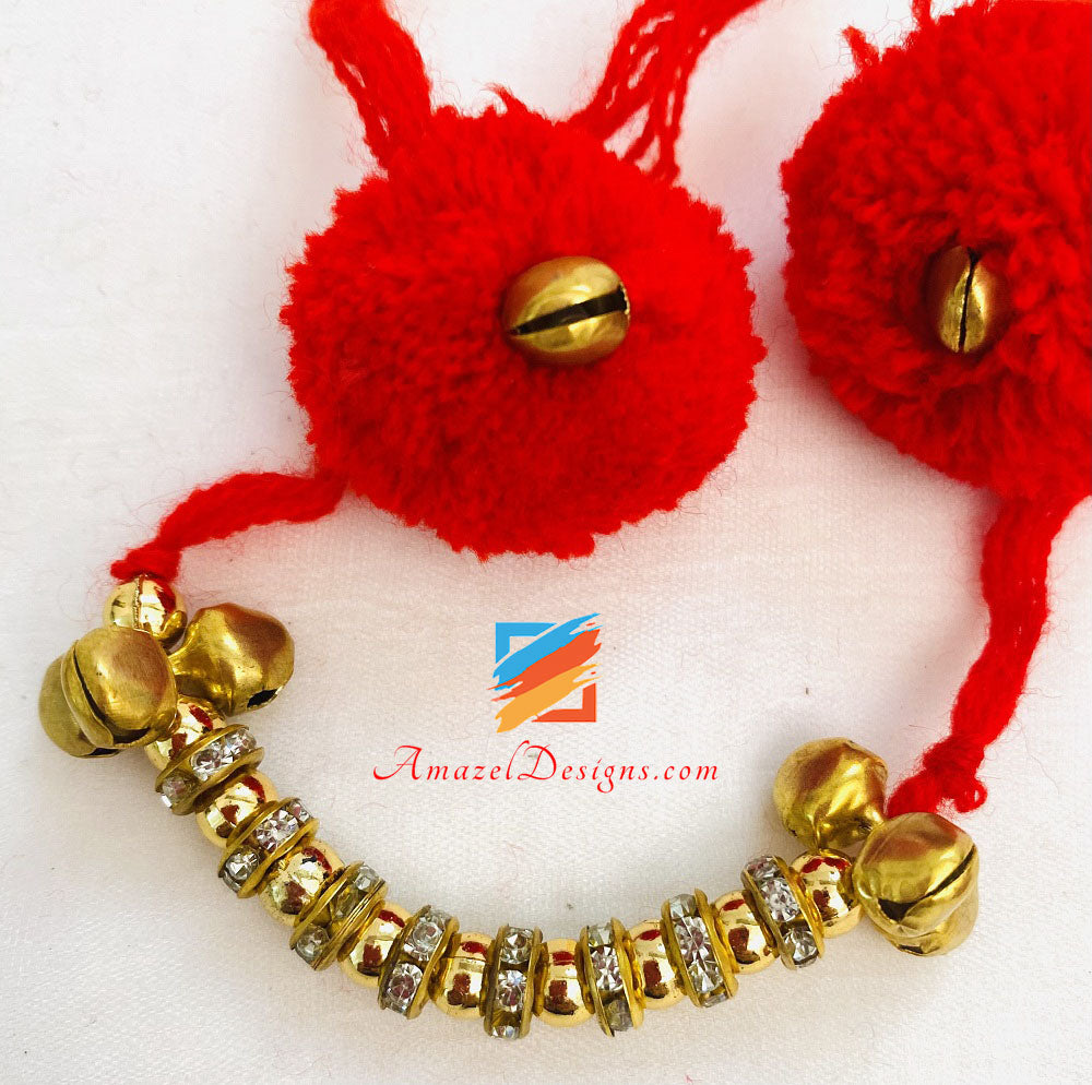 Rotes Ganna mit goldenem Ghungroo und Stein