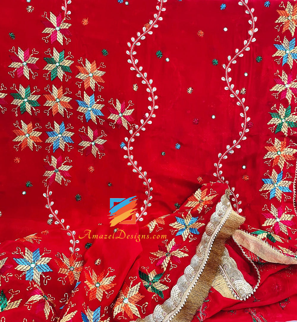 Red Gotta Patti spiegelt Phulkari Kirna Vala Gotta wider