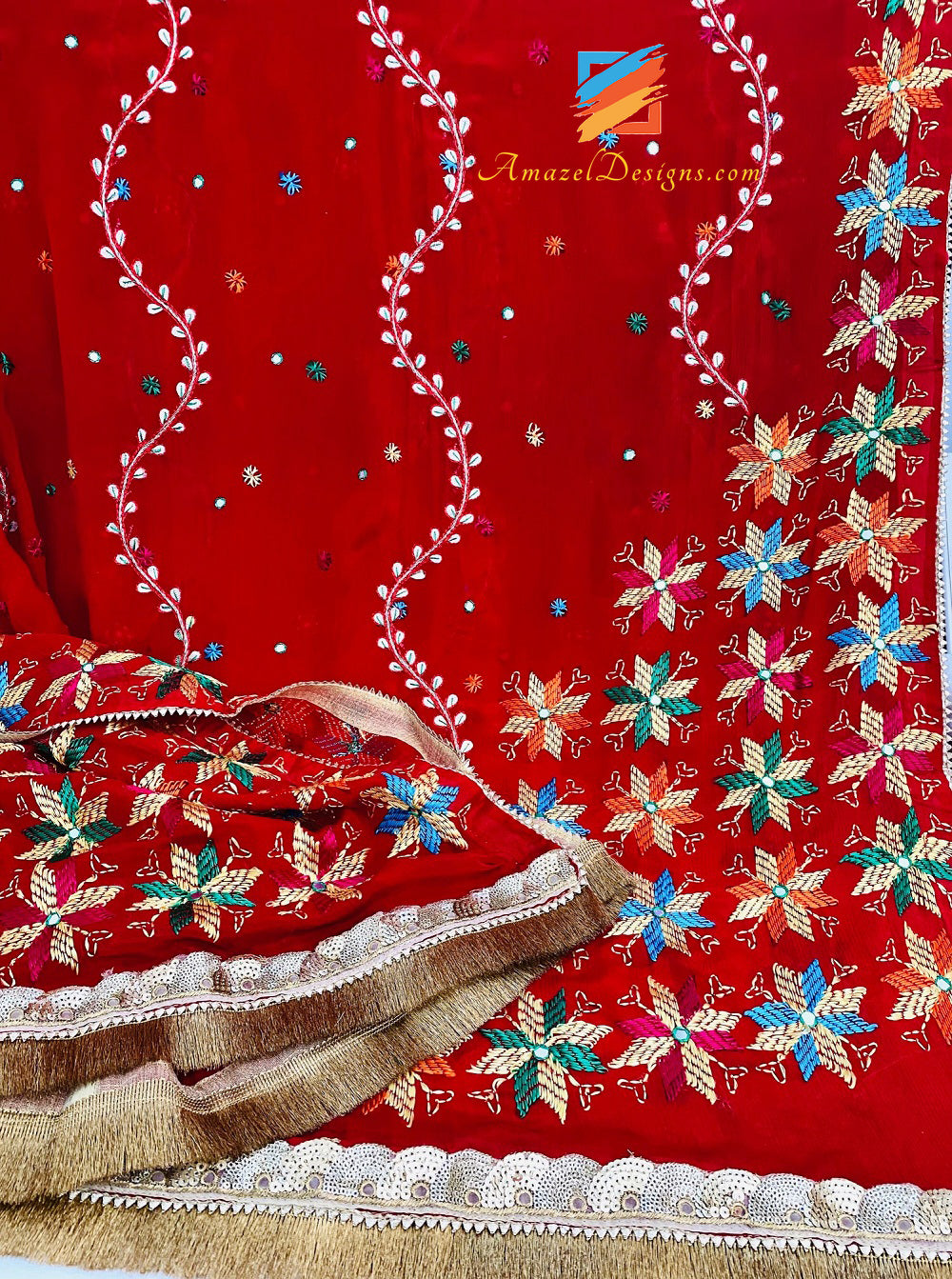 Red Gotta Patti spiegelt Phulkari Kirna Vala Gotta wider