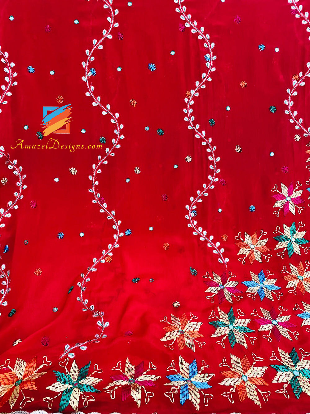 Red Gotta Patti spiegelt Phulkari Kirna Vala Gotta wider