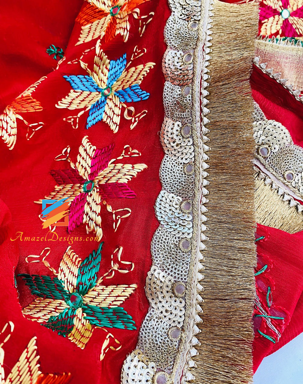 Red Gotta Patti spiegelt Phulkari Kirna Vala Gotta wider