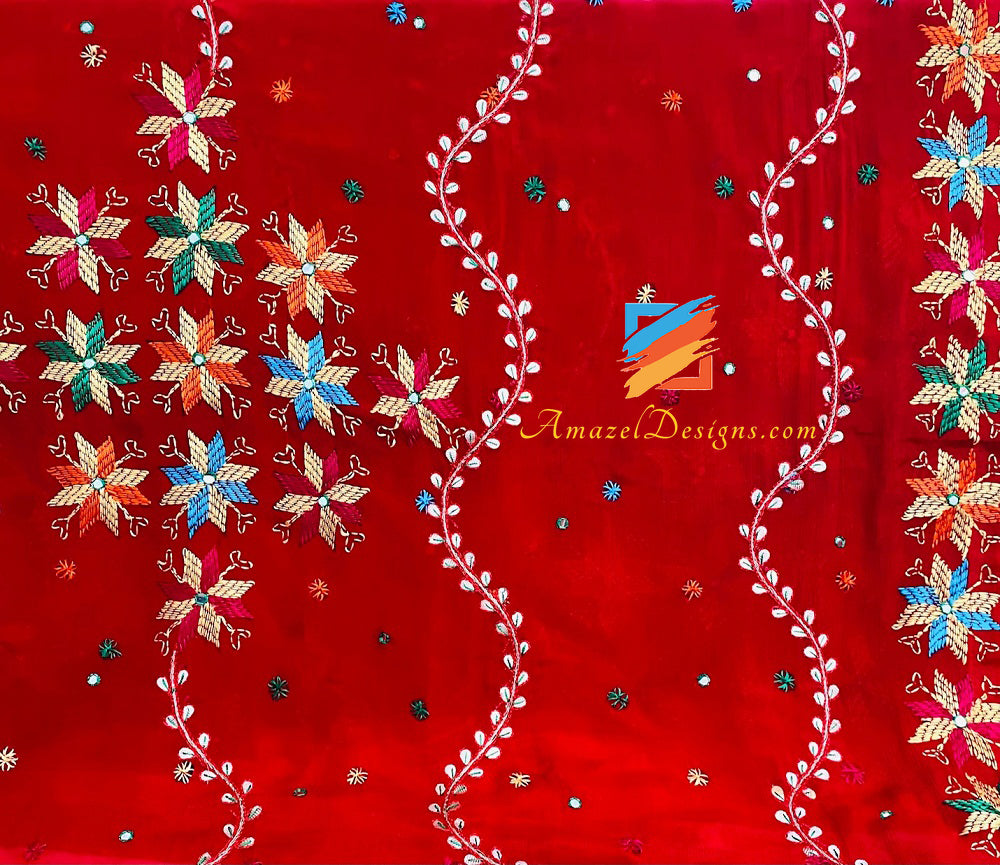 Red Gotta Patti spiegelt Phulkari Kirna Vala Gotta wider