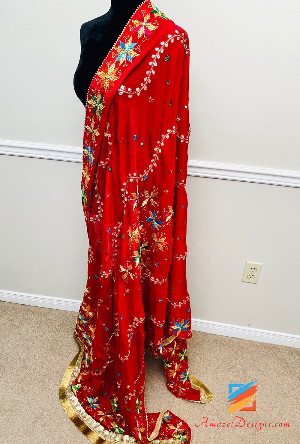 Red Gotta Patti spiegelt Phulkari Kirna Vala Gotta wider