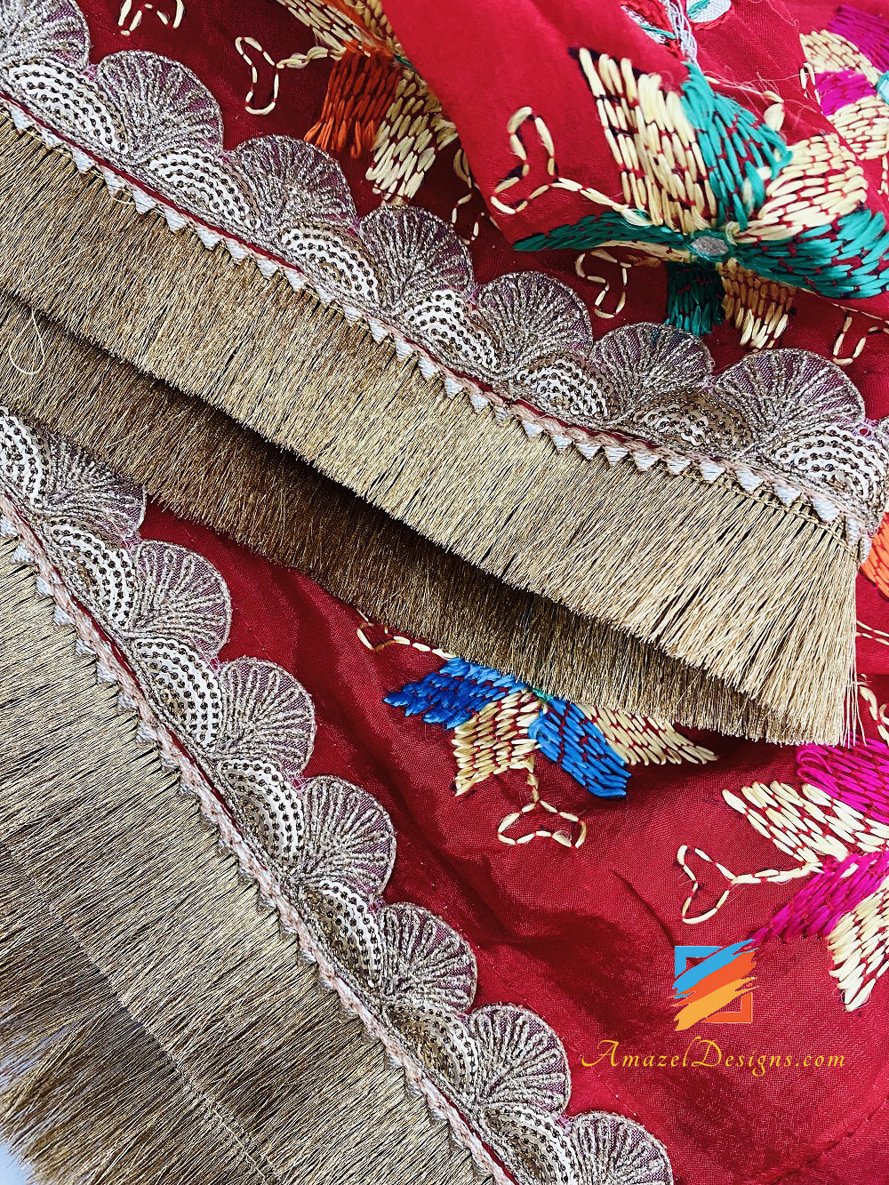 Red Gotta Patti spiegelt Phulkari Kirna Vala Gotta wider